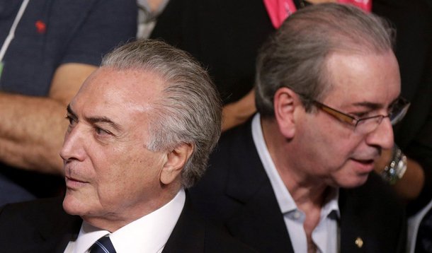 "Tudo indica que quem substituiu Joesley na missão de manter Cunha sob controle foi o próprio Temer, mantendo a tropa de choque de Cunha em postos-chave do governo, mantendo os cargos de seus protegidos e dando-lhe, como presente de Natal, a nomeação de Carlos Marun para a estratégica Secretaria de Governo, onde se localiza o cobiçado balcão de negócios. Ou seja: colocando Cunha dentro do Palácio do Planalto. E fazendo o que mais gosta", comenta Alex Solnik; "Talvez por isso há quem suspeite que o ex-deputado não está preso. Não pode estar em dois lugares ao mesmo tempo", diz o jornalista