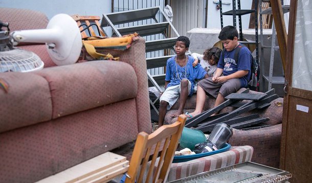 Em junho de 2017, depois de promover uma batalha campal do lado de fora do prédio, a Brigada Militar removeu as famílias que ocupavam o prédio pertencente ao governo do Estado na esquina das ruas Andrade Neves e General Câmara; as cerca de 70 famílias que moravam no local tiveram pouco tempo para retirar suas coisas e muitos pertences ficaram para trás; Movimento de Luta nos Bairros Vilas e Favelas (MLB) entrou na Justiça pedindo a devolução desses bens; nesta semana, mais de seis meses depois da reintegração de posse, a Casa Civil do governo do Estado finalmente retornou os materiais