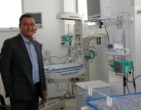 O governador Rui Costa inaugurou na manhã desta terça-feira em Feira de Santana as obras de reforma dos pavimentos 1, 2, 5 e 6 do Hospital Estadual da Criança e inaugurou a Ala de Maternidade, capaz de realizar partos de alto risco; "Buscamos uma solução para os problemas relacionados a partos no município, por conta da falta de leitos. Hoje, com a ampliação, temos uma unidade com altíssimo padrão, dotada com a última geração de equipamentos. A maternidade sai do Clériston Andrade e vem para o HEC. Não tenho dúvidas que muitas vidas, tanto das mães quanto dos bebês, serão salvas", diz Rui