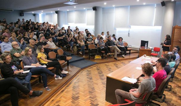 Continua o desmonte das universidades pelo governo de Michel Temer; o Centro Universitário UniRitter, de Porto Alegre, confirmou a demissão de 127 profissionais, ao todo, segundo nota divulgada pelo Sindicato dos Professores do Ensino Privado do Rio Grande do Sul (Sinpro-RS); segundo o sindicato, a entidade “informou à empresa de que solicitou a mediação do Ministério Público do Trabalho e, também, que ajuizou na sexta-feira, dia 15, ação civil pública com o objetivo de suspender as demissões e iniciar um processo de negociação que reverta, pelo menos em parte, os desligamentos ocorridos”