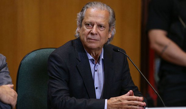Câmara dos Deputados concedeu aposentadoria ao ex-deputado federal José Dirceu (PT-SP). O ex-parlamentar receberá mensalmente o benefício de R$ 9.646, o correspondente a dez trinta e cinco avos da remuneração fixada para os membros do Congresso Nacional. Atualmente, o salário dos deputados é de R$ 33.763; benefício foi concedido com data retroativa a 17 de abril deste ano. Para efeito do cálculo do benefício, a Câmara considerou os 10 anos de mandato de Dirceu como deputado federal nos períodos de 1991 a 1995, 1999 a 2003 e 2003 a 2005, quando ele foi cassado
