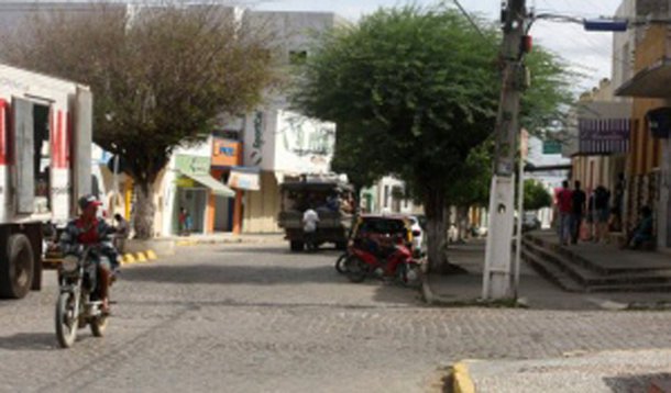 As mortes dos vereadores Neguinho Boiadeiro e Tony Pretinho provocaram uma série de reações em cadeia na cidade de Batalha, Sertão de Alagoas; as festas que estavam marcadas para o mês de dezembro foram canceladas, o comércio local está sem movimento e as pessoas vivem dentro de casa com receio de um novo tiroteio; até as missas que são realizadas na Igreja Matriz de Batalha sofreram alterações; o monsenhor responsável pelas celebrações tem solicitado aos fiéis paz nos debates e que eventuais discussões políticas sejam deixadas de lado