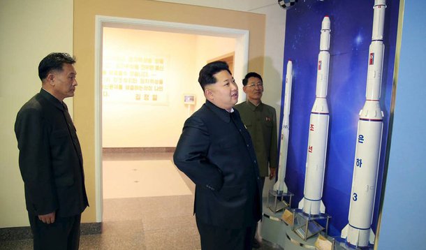 
A Coreia do Norte iniciou testes para carregar o antraz em mísseis balísticos intercontinentais, comunicou o jornal japonês Asahi, citando fontes anônimas de inteligência; o relatório diz que os testes consistem em assegurar que o antraz sobreviva às altas temperaturas geradas durante a reentrada na atmosfera terrestre, indica a Bloomberg; relatório do Asahi surgiu um dia depois que a Casa Branca publicou sua Estratégia de Segurança Nacional, dizendo que "a Coreia do Norte é o país que faz seu próprio povo morrer de fome, que gastou centenas de milhões de dólares para as armas nucleares, químicas e biológicas e que podem ameaçar a nossa pátria"
