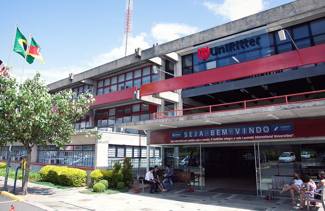 A universidade pretendia a cassação da decisão da juíza Tatyanna Barbosa Santos Kircheim, da 26ª Vara do Trabalho de Porto Alegre, que suspendeu, na terça-feira (19), a demissão em massa de professores da instituição de ensino, a partir de Ação Civil Pública movida pelo Sindicato dos Professores do Ensino Privado do Rio Grande do Sul (Sinpro/RS); assim como a magistrada de primeiro grau, Beatriz Renck afastou a aplicação do artigo 477-A da CLT, criado com a Reforma Trabalhista
