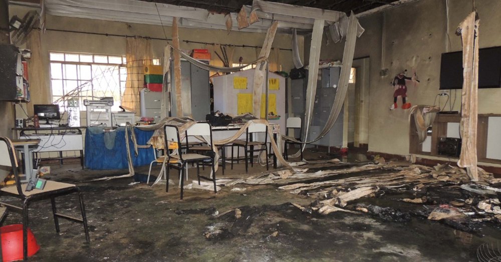 A Prefeitura de Janaúba e o Ministério Público confirmaram a intenção de pagar indenizações às vítimas do incêndio na creche Gente Inocente, a partir de janeiro; a ideia é que as famílias dos 12 mortos e das vítimas de queimaduras em segundo e terceiro graus recebam R$ 12 mil; as outras pessoas afetadas pela tragédia recebem R$ 6 mil; o dinheiro será parcelado em 12 vezes, entre janeiro e dezembro de 2018, com os pagamentos realizados no último dia útil de cada mês