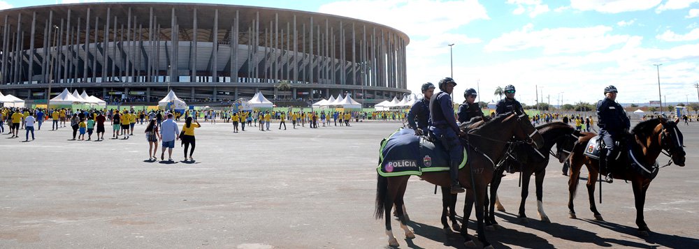 
Foi publicado o edital de licitação para conceder o Estádio Nacional Mané Garrincha à iniciativa privada, que vai administrar, por um prazo de 35 anos, o estádio, o Ginásio Nilson Nelson e Complexo Aquático Cláudio Coutinho – juntos chamados de Arenaplex; empresas interessadas no processo licitatório têm até as 10h de 8 de fevereiro para se habilitarem e apresentarem propostas e a documentação mostrando que estão habilitadas; valor final ainda é um desconhecido, passados quatro anos da inauguração do estádio, o mais caro da Copa do Mundo e que já havia sido alvo da PF, que apontou sobrepreço de R$ 559 milhões
