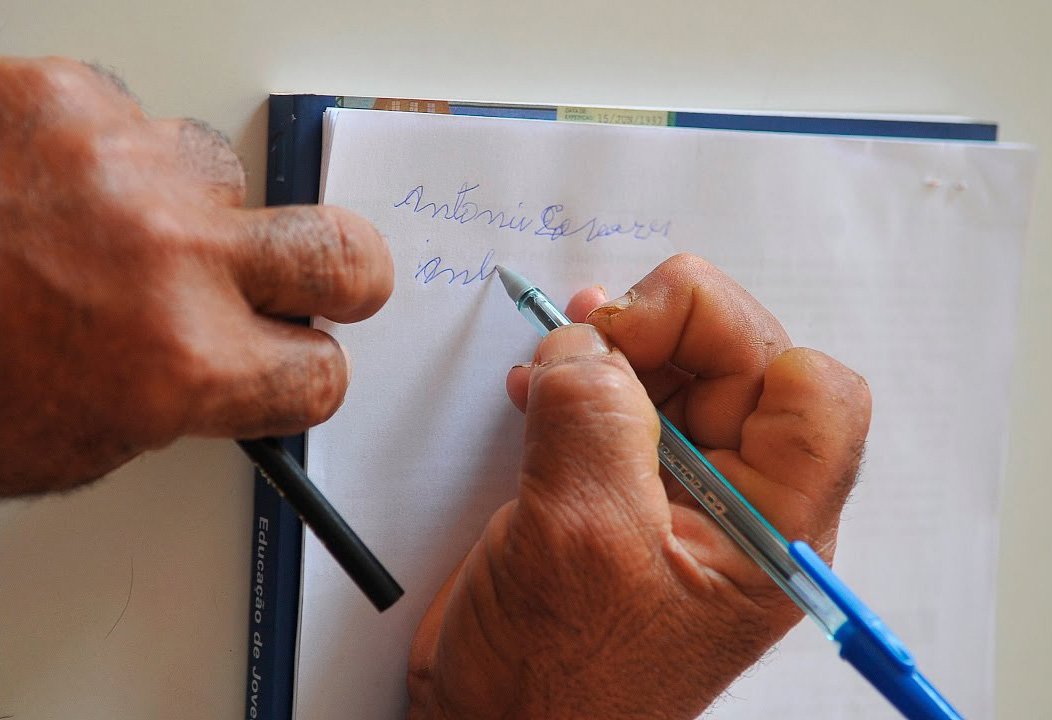O estado do Tocantins tem 10,4% da população com mais de 15 anos analfabeta, deixado a unidade federativa em segundo lugar na região Norte com mais analfabetos, perdendo somente para o Acre (13,1%); o Tocantins ainda ultrapassa em mais de 3 pontos percentuais a média nacional, que é 7,2%; os dados são da Pesquisa Nacional por Amostra de Domicílios Contínua (Pnad Contínua): Educação, divulgados pelo IBGE