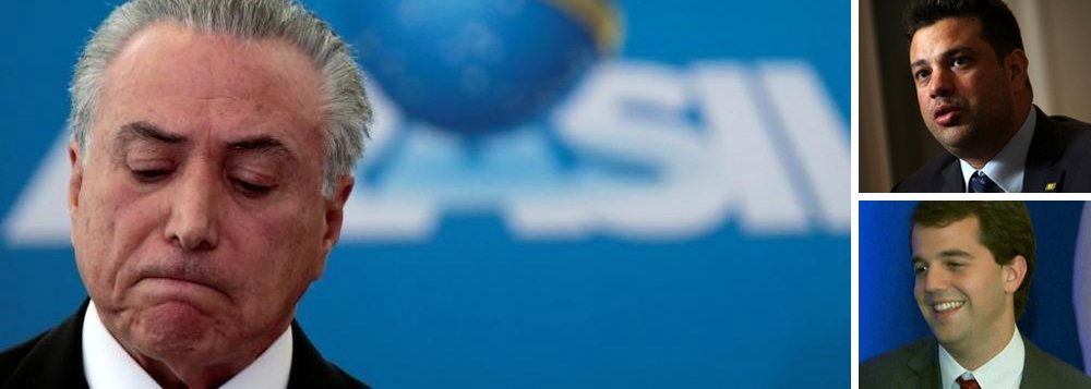 Depois das prisões do ex-governador do Rio Sérgio Cabral e do presidente afastado da Assembleia Legislativa do Rio de Janeiro (Alerj), Jorge Picciani, ambos do PMDB, Michel Temer resolveu afagar o deputado federal Marco Antônio Cabral (PMDB-RJ) e o ministro do Esporte, Leonardo Picciani, durante a convenção da legenda, em Brasília; a informação foi publicada pela coluna Expresso; com os pais presos por corrupção, o parlamentar e o ministro herdaram o controle do PMDB no estado do Rio; Temer tenta manter proximidade com a legenda em nível estadual devido à possibilidade de a sigla perder a hegemonia do estado nas próximas eleições