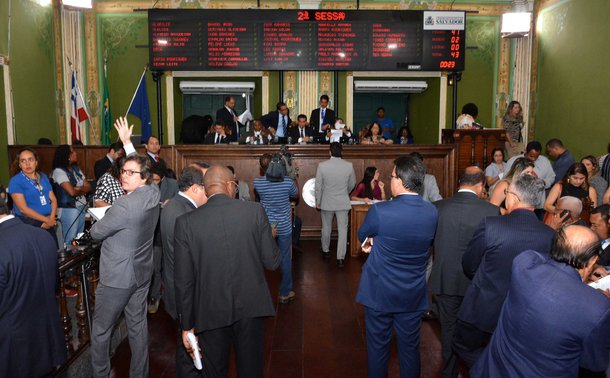 Os vereadores aprovaram três projetos do Executivo ontem na Camara Municipal de Salvador: a LOA (Lei Orçamentária Anual) para 2018, o Projeto de Lei nº 634/17, que concede benefícios para o pagamento do IPTU (imposto sobre propriedade territorial urbana) e o Projeto de Lei nº 544/17, que altera os Valores Unitários Padrão (VUP), com impacto sobre o IPTU; a nova legislação sobre o tributo autoriza a prefeitura também a executar o Programa de Parcelamento Incentivado (PPI), para quem tem dívidas de IPTU até o exercício 2017; de acordo com a bancada de oposição, o reajuste do IPTU pode chegar a 28%