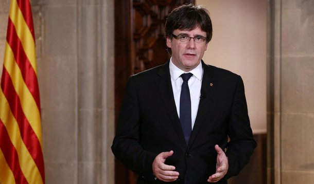 Ex-líder da Catalunha, Carles Puigdemont, disse nesta que encontraria com o primeiro-ministro espanhol, Mariano Rajoy, para conversar fora da Espanha, um dia depois que separatistas regionais conquistaram a maioria parlamentar em uma eleição local; "Estou aberto a encontrar (Rajoy) em Bruxelas ou em um país diferente dentro da UE que não seja a Espanha", disse;Ele também disse que pode retornar à Espanha se receber garantias de que poderá assumir sua posição como líder de um potencial novo governo catalão
