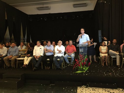 Tomou posse na noite de ontem (20), a nova diretoria da Federação dos Trabalhadores Rurais Agricultores e Agricultoras Familiares do Estado do Ceará (FETRAECE), tendo como presidente Raimundo Martins Pereira. O governador Camilo Santana prestigiou a solenidade e fez um reconhecimento público da importância da Fetraece para sua eleição. Durante toda a solenidade, as autoridades e lideranças que usaram da palavra criticaram o golpe e convocaram os trabalhadores para a luta em defesa dos seus direitos e da candidatura do ex-presidente Lula, em 2018