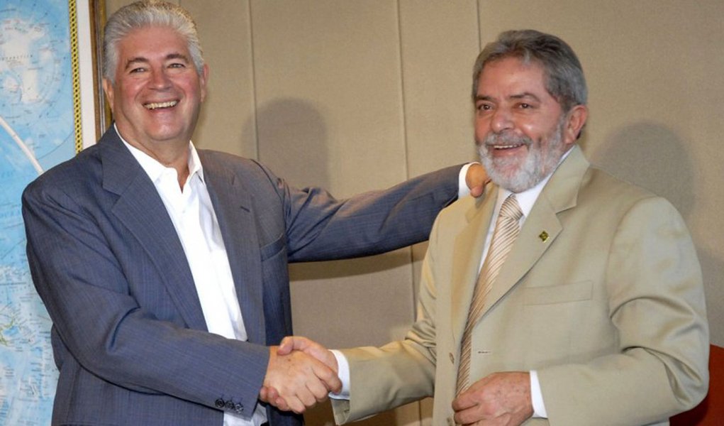 O senador Roberto Requião (PMDB-PR) manifestou solidariedade ao ex-presidente Lula, que será julgado em segunda instância, no dia 24 de janeiro, pelo Tribunal Regional Federal (TRF4), em Porto Alegre, no caso do tripléx do Guarujá (SP); "Não se preocupe se pops stars irão ou não a Porto Alegre 24 de janeiro. Você é que é importante, protagonista da luta do Brasil pela democracia. Nos encontraremos em POA (Porto Alegre)!", escreveu o parlamentar em sua conta no Twitter