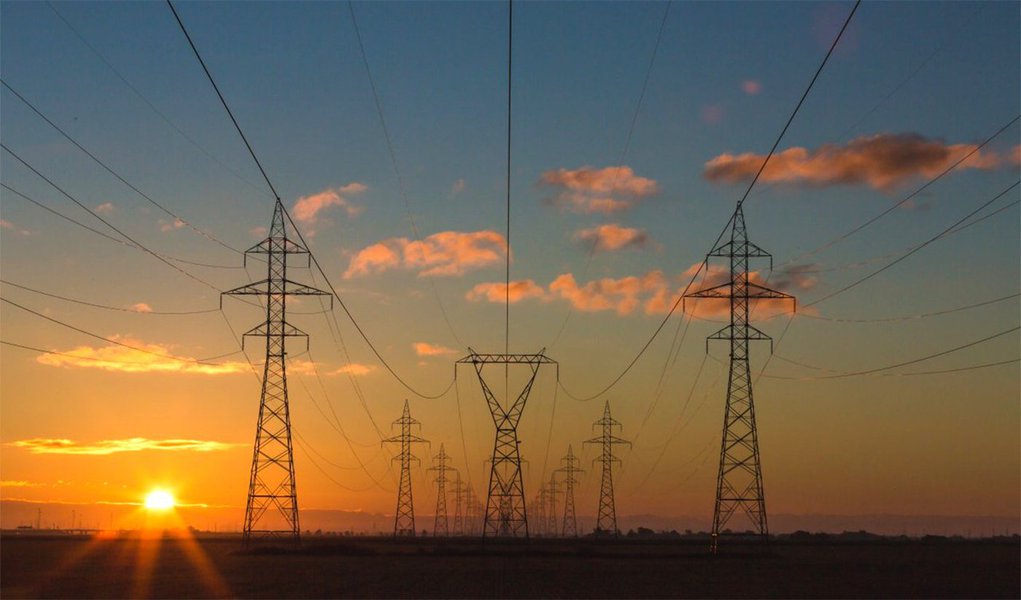 Tarifas de energia elétrica dos consumidores brasileiros deverão ter uma elevação de cerca de 10% em 2018, segundo estimativas de comercializadoras de eletricidade; consultoria TR Soluções, especializada em cálculos de tarifas, avalia alta média nos encargos de 4,5% no Sul, Sudeste e Centro-Oeste e elevação menor, de 1%, no Norte e Nordeste;ainda assim, deve haver um recuo, para bandeira tarifária amarela nos primeiros meses de 2018, ante bandeira tarifária vermelha neste mês