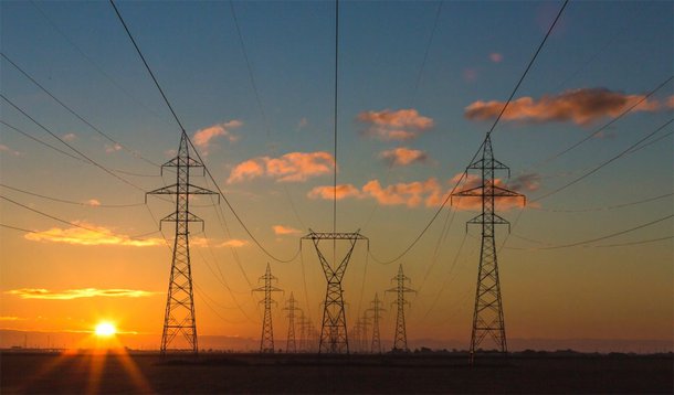 Tarifas de energia elétrica dos consumidores brasileiros deverão ter uma elevação de cerca de 10% em 2018, segundo estimativas de comercializadoras de eletricidade; consultoria TR Soluções, especializada em cálculos de tarifas, avalia alta média nos encargos de 4,5% no Sul, Sudeste e Centro-Oeste e elevação menor, de 1%, no Norte e Nordeste;ainda assim, deve haver um recuo, para bandeira tarifária amarela nos primeiros meses de 2018, ante bandeira tarifária vermelha neste mês