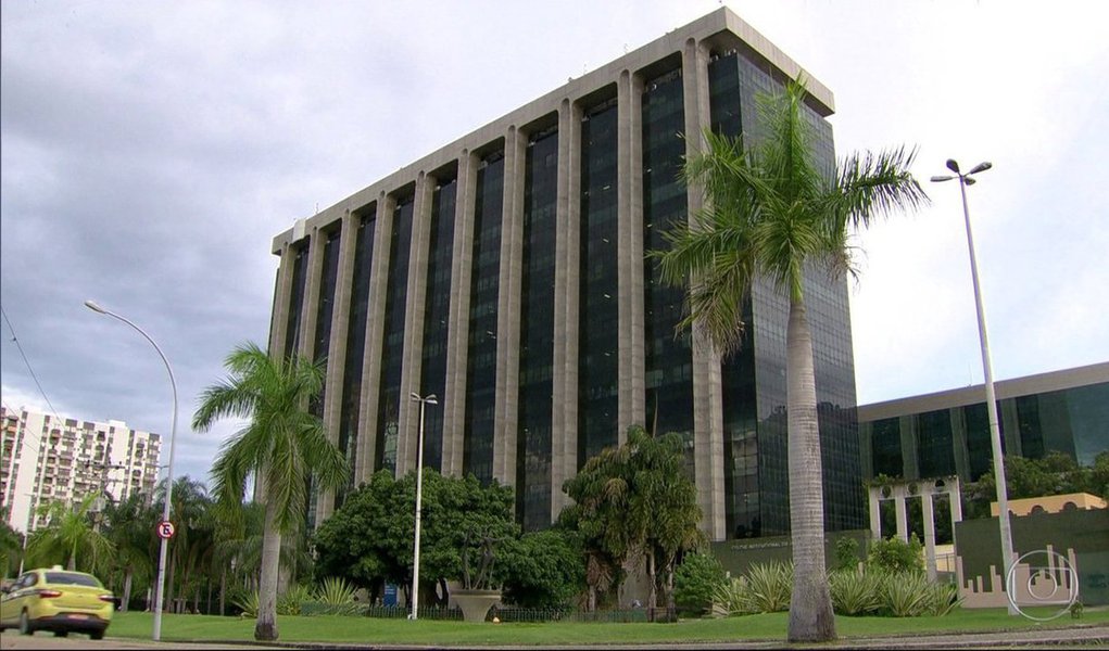 A Justiça do Rio negou liminar ao Sindicato dos Servidores Públicos da capital para obrigar a prefeitura do Rio a fazer a revisão anual dos salários do funcionalismo, pagar ativos, inativos ou pensionistas até o segundo dia útil de cada mês, e ainda estender o 14º salário e a gratificação de Natal para toda a categoria; a prefeitura tem na folha 170 mil servidores na administração direta, entre ativos, aposentados e pensionistas, além de outros 30 mil na administração indireta; sobre o reajuste, a juíza Neusa Regina de Alvarenga Leite decidiu que a questão exige tempo para a produção das provas necessárias