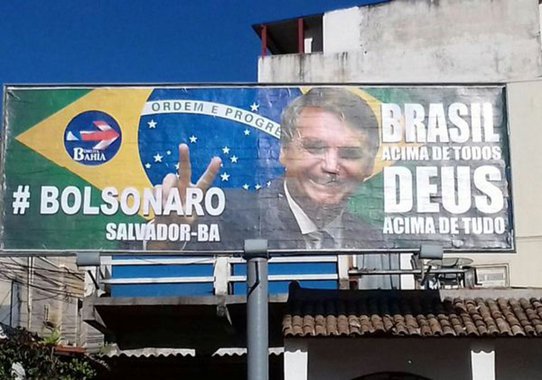 O PT/Bahia venceu ação contra a ilegal campanha antecipada do deputado Jair Bolsonaro (PSC) que instalou outdoor em Conceição do Coité, a 220 km de Salvador; na decisão o juiz explica que “não se faz necessário que o outdoor conste explicitamente uma frase no sentido de “vote em Bolsonaro”, pois o próprio fato do outdoor nas características apresentadas é um pedido de apoio à candidatura e, portanto, propaganda antecipada nos termos da legislação vigente”