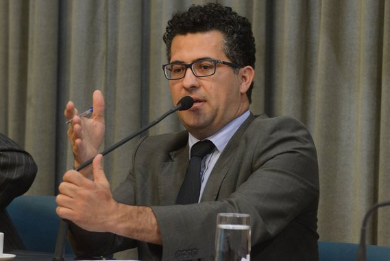 A bancada de oposição na Assembleia Legislativa de São Paulo denuncia as manobras que o governador Geraldo Alckmin (PSDB) quer fazer no Orçamento 2018, tirando dinheiro de áreas sociais para conceder isenções a empresas e aumentar os gastos com as obras no monotrilho; "Tudo isso com a ajuda dos deputados “parceiros” aqui na Alesp e do silêncio da imprensa", diz o deputado Alencar Braga (PT)