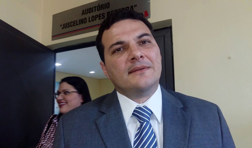 
Com base em dados do Conselho Nacional de Justiça (CNJ), o jornal O Globo fez um levantamento apontando que 91% dos magistrados piauienses ganham acima do teto constitucional para salários, que é R$ 33,7 mil; é o maior valor da região Nordeste, o terceiro maior do Brasil e acima da média nacional, que é de 71%; o conselheiro federal da OAB-PI, Celso Barros Neto, afirmou que "é com preocupação que nós vemos isso porque a Constituição Federal é muito clara. Ela estipula um teto a todos os servidores públicos, inclusive aos membros do Poder Judiciário em todo o País"
