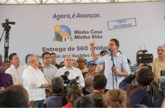 O governador Camilo Santana (PT) realizou a entrega das chaves das unidades habitacionais do programa Minha Casa Minha Vida a 560 famílias o bairro Jangurussu, em Fortaleza, nesta sexta-feira (22). “A ideia é que as famílias já pudessem organizar suas mudanças antes do Natal. As pessoas vão agora estar nas suas casas novas, com seus filhos. Isso é a realização de um sonho. Fortaleza vem ganhando muitas unidades habitacionais. Isso é política pública que garante moradias dignas para a cidade de Fortaleza e todo o Ceará. É um momento muito feliz”, disse
