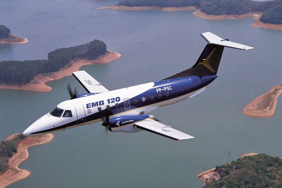 Um das primeiras instituições financeiras a divulgar estimativas sobre a venda da Embraer para a Boeing, o banco BTG calcula que a Embraer pode ser avaliada em cerca de US$ 15 bilhões numa eventual venda; com uma taxa de câmbio de R$ 3,30 por dólar, a Embraer valeria R$ 49,5 bilhões nestas estimativas do BTG, o que aponta um potencial de alta de 230,9% para a ação, tendo em vista o preço de fechamento dela nesta quinta, de R$ 20,20, que subiu 22,50% em relação ao pregão anterior