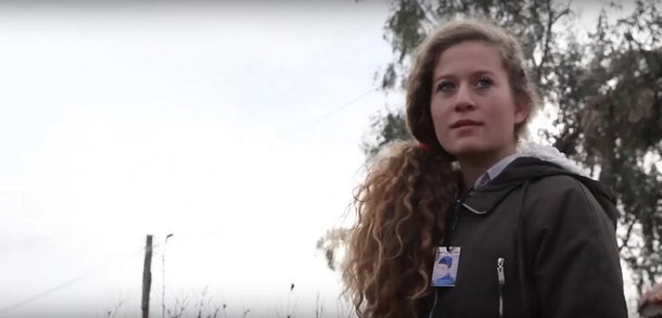 A Ahed Tamimi, hoje com 17 anos, foi presa na última terça-feira (19/12) pelas forças israelenses sem motivo aparente. Em 2012, aos 13 anos, ela ficou famosa quando apareceu desafiando, de punho em riste, um soldado de Israel;  no dia anterior, no entanto, um vídeo de Tamimi no qual ela aparece brigando com dois soldados israelenses, exigindo que eles saíssem da vila de Nabi Saleh, viralizou na internet