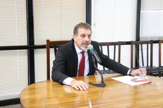 O governo de Minas, por meio do Banco de Desenvolvimento de Minas Gerais (BDMG), lançou o "Programa BDMG Solidário", um conjunto de ações emergenciais para as cidades que tiverem estado de emergência ou calamidade decretado em decorrência da chuva e reconhecido pela Defesa Civil de Minas; o anúncio foi feito pelo presidente do BDMG, Marco Aurélio Crocco, na sede do Banco; a instituição também ofertará condições diferenciadas de renegociação de dívidas dos clientes localizados nas cidades afetadas; e, para as micro e pequenas empresas, o Banco oferecerá taxas ainda mais baixas: a partir de 0,99% a.m. para financiamentos de R$ 5 mil a R$ 100 mil, com prazo de até 39 meses, incluindo carência de 3 meses para começar a pagar