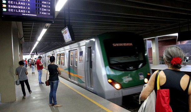 Depois de 40 dias de estações fechadas, os metroviários voltam ao trabalho por determinação do TRT-10; conforme decisão judicial, o Metrô-DF deve garantir o reajuste de 8,4% aos metroviários em até 90 dias e estipular o prazo de 12 meses para o pagamento do retroativo