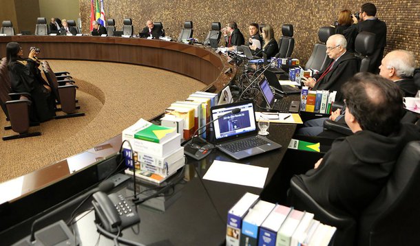 Através de nota, o Tribunal de Justiça de Alagoas (TJ/AL) informou que os juízes e desembargadores recebem os seus subsídios dentro dos limites constitucionais, reagindo assim ao levantamento feito pelo O Globo, que revelou que 55% dos magistrados alagoanos somaram rendimentos superiores aos R$ 33.763 pagos aos ministros do Supremo Tribunal Federal (STF); porém, a presidência do TJ ponderou que eventuais valores, inclusive retroativos, devidos aos magistrados alagoanos, são pagos por meio de rubricas próprias, devidamente identificadas, tudo publicado no portal do tribunal