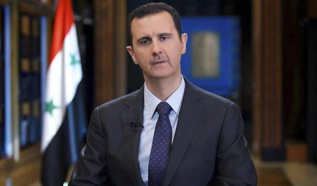 Presidente da Síria, Bashar al Assad, acusou a França de apoiar massacres no seu país, o que torna impróprio que Paris discuta acordos de paz; "A França liderou o apoio ao terrorismo e suas mãos estão encharcadas com sangue sírio desde os primeiros dias, e nós não vemos que eles tenham mudado seu posicionamento significativamente", disse; "Aqueles que apoiam o terrorismo não têm nenhum direito de falar sobre paz", completou; na semana passada, a França acusou a Síria de não fazer nada para alcançar um acordo de paz após quase sete anos de guerra