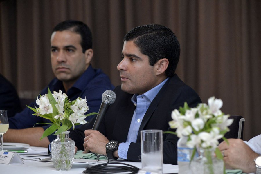 O prefeito ACM Neto (DEM) negou em almoço com jornalistas ontem que ele e seus aliados estejam tentando atrair o Partido Progressista (PP) do vice-governador João Leão para seu grupo; ele afirmou que conversa com integrantes do partido apenas sobre a conjuntura nacional, pois o PP é aliado de Michel Temer; "Diálogo com PP eu tenho, com o PR também, mas em Brasília. Mas isso não é entorno de um compromisso eleitoral em 2018 na Bahia. Ele (Rui Costa) deve estar enxergando chifre em cabeça de cavalo. Só na cabeça dele eu estou conversando com o PP. Eu converso com o PP sobre política nacional, conjuntura brasileira, projeto presidencial conjunto. Mas nunca tratei sobre Bahia", garantiu