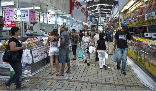 Índice de Confiança do Consumidor, medido pela Fundação Getulio Vargas (FGV), recuou 0,4 ponto de novembro para dezembro e ficou em 86,4 pontos, em uma escala de 0 a 200; em relação a dezembro de 2016, no entanto, o índice avançou 13,3 pontos; Índice de Situação Atual, que mede a confiança em relação ao momento presente, caiu 0,7 ponto, chegando a 73,8 pontos e interrompendo a sequência de quatro altas consecutivas