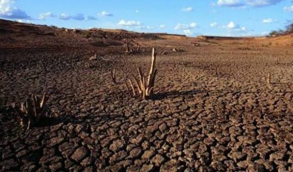 O governo de Alagoas decretou, por 180 dias, situação de emergência em 38 municípios em decorrência da redução das chuvas e do nível dos rios, fatos que continuam assolando os municípios do semiárido; já há registro de perdas significativas na agricultura e agropecuária das regiões; decreto leva em conta parecer técnico de 21 de novembro deste ano elaborado pela Coordenadoria Estadual de Defesa Civil