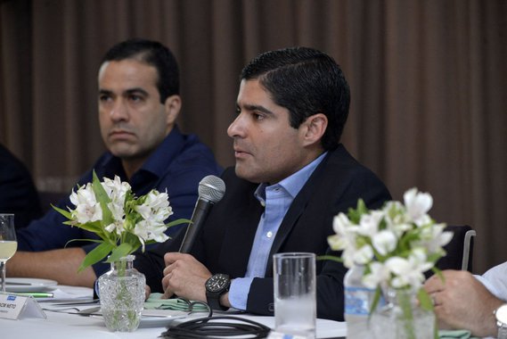 O prefeito ACM Neto (DEM) negou em almoço com jornalistas ontem que ele e seus aliados estejam tentando atrair o Partido Progressista (PP) do vice-governador João Leão para seu grupo; ele afirmou que conversa com integrantes do partido apenas sobre a conjuntura nacional, pois o PP é aliado de Michel Temer; "Diálogo com PP eu tenho, com o PR também, mas em Brasília. Mas isso não é entorno de um compromisso eleitoral em 2018 na Bahia. Ele (Rui Costa) deve estar enxergando chifre em cabeça de cavalo. Só na cabeça dele eu estou conversando com o PP. Eu converso com o PP sobre política nacional, conjuntura brasileira, projeto presidencial conjunto. Mas nunca tratei sobre Bahia", garantiu
