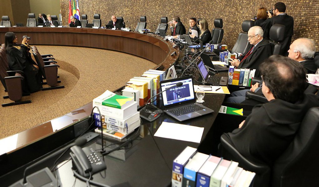 Através de nota, o Tribunal de Justiça de Alagoas (TJ/AL) informou que os juízes e desembargadores recebem os seus subsídios dentro dos limites constitucionais, reagindo assim ao levantamento feito pelo O Globo, que revelou que 55% dos magistrados alagoanos somaram rendimentos superiores aos R$ 33.763 pagos aos ministros do Supremo Tribunal Federal (STF); porém, a presidência do TJ ponderou que eventuais valores, inclusive retroativos, devidos aos magistrados alagoanos, são pagos por meio de rubricas próprias, devidamente identificadas, tudo publicado no portal do tribunal