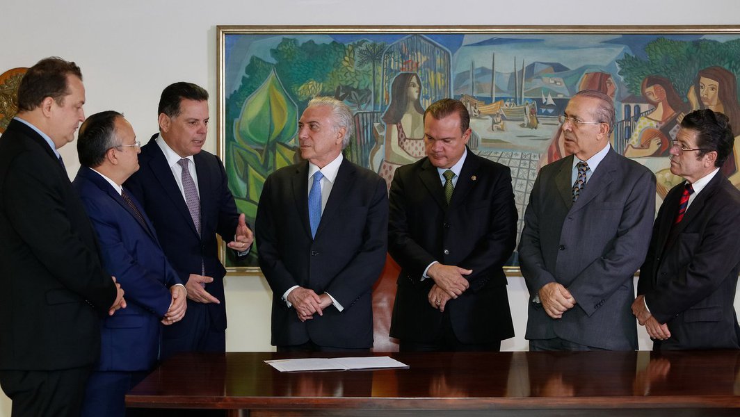 O governador Marconi Perillo garantiu na tarde desta quinta-feira (21/12), durante audiência com o presidente Michel Temer, no Palácio do Planalto, reforço para o caixa do Tesouro Estadual da ordem de R$ 120 milhões, recursos provenientes do Auxílio Financeiro de Fomento às Exportações; Fundo de Exportações (FEX), como é mais conhecido, vai aportar nos Estados, no Distrito Federal e municípios montante de R$ 1,95 bilhão relativo ao exercício de 2016 com o objetivo de fomentar as exportações brasileiras; sanção ao projeto de lei do Senado pelo presidente Temer se deu na presença dos governadores Marconi Perillo e Pedro Taques, do Mato Grosso