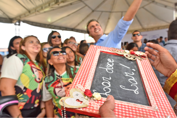 O governador Camilo Santana (PT) realizou, nesta quarta-feira (20) em Canindé, a entrega de 495 unidades habitacionais do Residencial Frei Lucas, que integra o Programa Minha Casa Minha Vida II. “A gente queria que vocês, moradores, passassem a noite de Natal dentro da casa própria. Estamos encerrando o ano com muita alegria por isso”, destacou. Antecipou ainda que as obras de infraestrutura do corredor religioso do município estão em fase de licitação.  “São quase R$ 5 milhões. A grande vocação da cidade é o turismo religioso. Então, é preciso criar uma infraestrutura cada vez melhor para receber bem os romeiros, os turistas. E é importante para economia local”