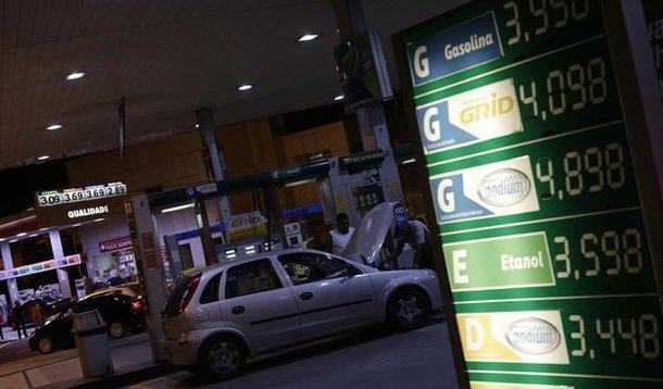 Em um presente de Natal à população, a Petrobras elevará os preços do diesel em 0,4% e os da gasolina em 1,1% nas refinarias a partir de sexta-feira, informou a estatal; nessa quarta-feira (20), a empresa já havia informado um aumento de 0,7% para o diesel e 1,4% no preço da gasolina, com validade a partir desta quinta-feira