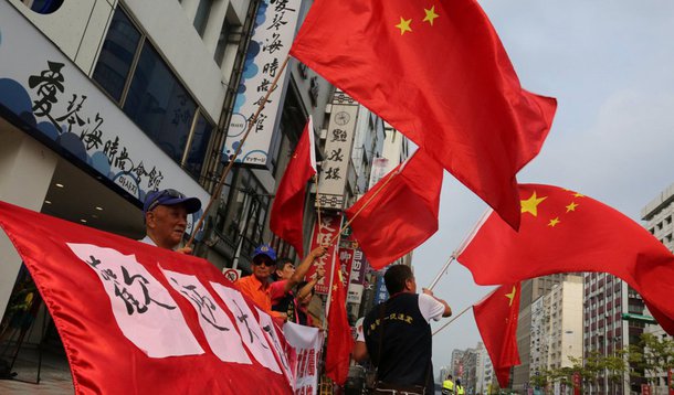A China está investindo pesado no mercado latino americano, sobretudo o brasileiro; os motivos para esta são ação são vários, mas o principal é a incerta relação com os Estados Unidos após a eleição de Trump; em outras palavras, antes as nações da América Latina procuravam os EUA para trocas comerciais e oportunidades financeiras, mas com o Trump eles recorrem a China; após as eleições de 2016 os chineses solicitaram o aumento dos acordos de trocas comerciais com a região em US$ 500 bilhões e de investimento estrangeiro em US$ 250 bilhões