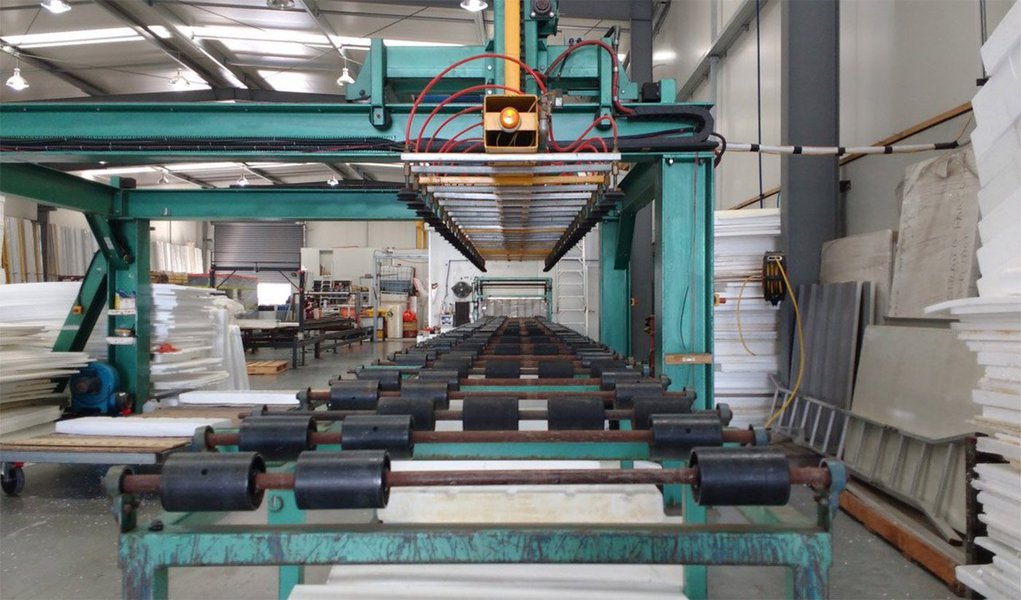 Grande parte dos produtos que você consome são produzidos por processos industriais tradicionais que consomem muito dinheiro e que são difíceis de montar de um dia para o outro; mas e se a tecnologia pudesse impactar nisto também? E se a tecnologia permitisse que os ativos fossem emprestados de uma companhia para outra? É o que pretendem 3 jovens brasileiros – Claudio D’Amato, Derian Campos e Diego Vergini -, que criaram uma startup em Michigan (EUA); chamada Bee2Share, ela tem o poder de fazer com a indústria o mesmo que a Uber fez com os automóveis: fazer com que eles deixem de ser subutilizados