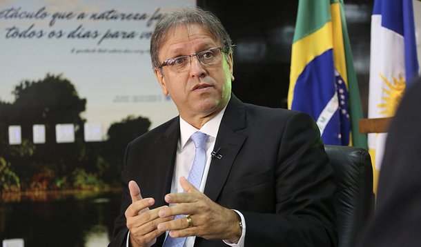 O governo Marcelo Miranda sancionou a Lei de Diretrizes Orçamentárias (LDO) com o orçamento de R$ 10,7 bilhões para 2018; de acordo com a Seplan, a determinação foi publicada na edição do Diário Oficial do Estado (DOE); a pasta informou que o governador limitou no documento as despesas com pessoal que, se exceder a 95% do limite prudencial, veda a concessão de vantagem, aumento, reajuste ou adequação de remuneração; criação de cargo, emprego ou função, provimento de cargo público e contratação de hora extra que implique aumento de despesa