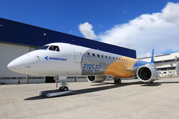 Em negociações para ser comprada pela americana Boeing, a fabricante brasileira de aviões Embraer entregou 137 aeronaves até setembro deste ano, sendo 78 comerciais e 59 executivas; a Embraer teve uma receita liquida de R$ 21,436 bilhões em 2016; no terceiro trimestre deste ano, registrou lucro líquido de R$ 351 milhões, revertendo o prejuízo de R$ 111,4 milhões do mesmo período do ano passado; nos últimos quatro anos, o Phenom 300, fabricado pela empresa, tem sido o jato de maior vendagem no mundo em termos de unidades entregues