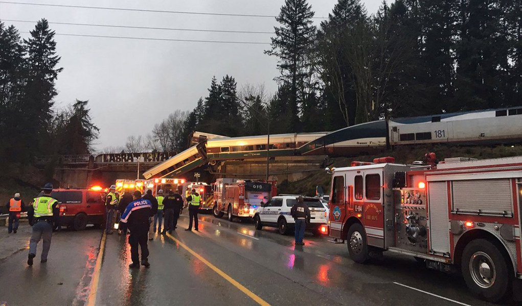 Trem de passageiros descarrilou no estado de Washington, no Noroeste dos Estados Unidos; sgundo informaram autoridades, há "feridos e mortos", mas ainda não há informações detalhadas sobre os números