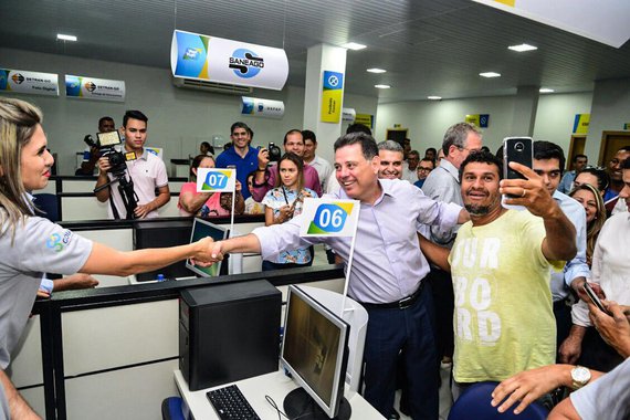 Em post publicado nas redes sociais, o governador Marconi Perillo (PSDB) anunciou a decisão de antecipar o pagamento do salário de todos os servidores estaduais que recebem até R$ 3,5 mil líquidos; para esta parcela do funcionalismo, o dinheiro será depositado na conta no dia 22 de dezembro, nesta sexta-feira, antes do Natal; pagamento contempla 86 mil servidores e injetará R$ 206 milhões líquidos na economia de Goiás