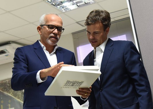 O prefeito de Aracaju Edvaldo Nogueira recebeu, na tarde desta segunda-feira (18) o novo cônsul geral dos Estados Unidos, John Barrett; eles conversaram sobre as potencialidades de Aracaju e possibilidades de parceria; “Foi uma visita muito positiva. Tratamos da conjuntura nacional, da economia", disse o prefeito; John Barrett disse ter gostado da infraestrutura da cidade: "abrem-se muitas possibilidades de colaboração nestes três anos em serei cônsul”