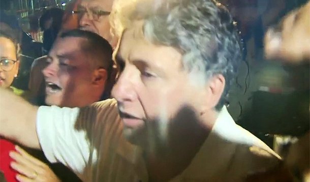 O ex-governador do Rio de Janeiro Anthony Garotinho saiu do Complexo Penitenciário em Bangu, às 20h30 desta quinta-feira (21); Garotinho foi beneficiado por uma decisão do ministro Gilmar Mendes, presidente do Tribunal Superior Eleitoral (TSE); Garotinho e a mulher, a também ex-governadora Rosinha Matheus, foram presos no mês passado por crimes eleitorais em uma ação da Polícia Federal