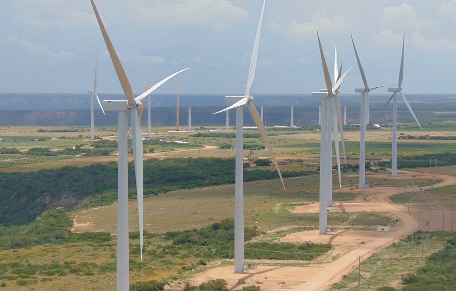 O Brasil fechou nesta semana a contratação de novas usinas de energia eólica e de geração solar a preços menores que os de hidrelétricas, que são tradicionalmente o carro-chefe e a mais barata fonte de produção de eletricidade no país; juntos, os dois leilões realizados nesta semana acrescentarão cerca de 4,5 gigawatts em capacidade à matriz brasileira, sendo 674,5 megawatts para entrega em 2021 e 3,8 gigawatts para conclusão em 2023 