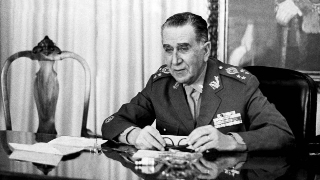 O Conselho Universitário da Universidade Federal do Rio de Janeiro (UFRJ) decidiu por unanimidade revogar o título de Doutor Honoris Causa concedido, em 1972, ao general Emílio Garrastazu Médici, Presidente da República durante o Regime Militar; o reitor da UFRJ, Roberto Leher, afirmou que o título jamais deveria ter sido concedido ao general, e que durante a ditadura, incluindo o período Médici, "foram violados todos os princípios da Declaração Universal dos Direitos Humanos, da qual o Brasil é signatário"