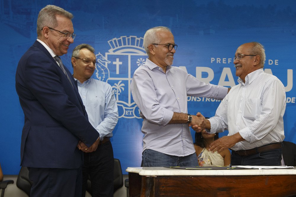 O prefeito Edvaldo Nogueira assinou dois acordos de cooperação com as universidades corporativas da Caixa Econômica e do Banco do Brasil; com esta parceria, os servidores do executivo municipal terão acesso a cursos de capacitação, com foco em inovação, administração, contabilidade e boas práticas no serviço público; na mesma solenidade, Edvaldo lançou o concurso de ideias e inovação, também voltado para o funcionalismo público municipal, e fez a entrega de certificados aos servidores que concluíram a capacitação para uso do sistema de convênios do governo federal, o Siconv