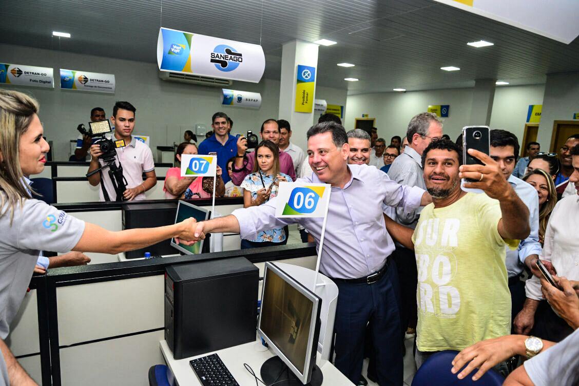 Em post publicado nas redes sociais, o governador Marconi Perillo (PSDB) anunciou a decisão de antecipar o pagamento do salário de todos os servidores estaduais que recebem até R$ 3,5 mil líquidos; para esta parcela do funcionalismo, o dinheiro será depositado na conta no dia 22 de dezembro, nesta sexta-feira, antes do Natal; pagamento contempla 86 mil servidores e injetará R$ 206 milhões líquidos na economia de Goiás
