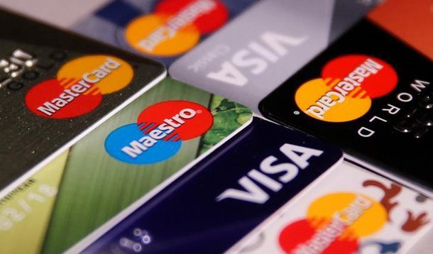 Taxa de juros do rotativo do cartão de crédito para quem paga pelo menos o valor mínimo da fatura em dia continuou a cair, em novembro. A taxa chegou a 218,3% ao ano no mês passado, com redução de 2,8 pontos percentuais em relação a outubro, de acordo com o Banco Central (BC); tmédia da modalidade de crédito ficou em 333,8% ao ano, com queda de 4,2 ponto percentual em relação a outubro; taxa de juros do cheque especial ficou estável em 323,7% ao ano, em novembro em relação a outubro